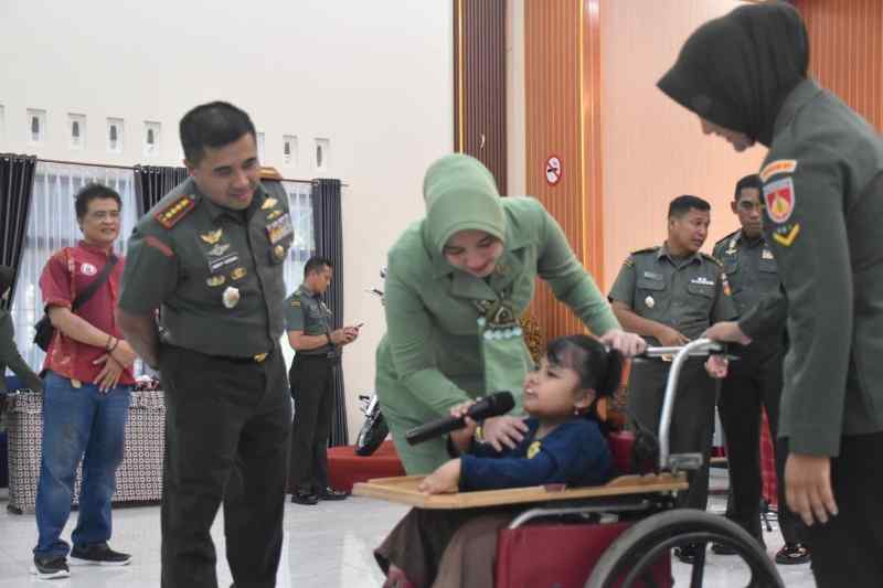 Tali Asih dan Wisata dari Danrem untuk Disabilitas Ganda dalam Program Orang Tua Asuh Tali Asih dan Wisata dari Danrem untuk Disabilitas Ganda dalam Program Orang Tua Asuh