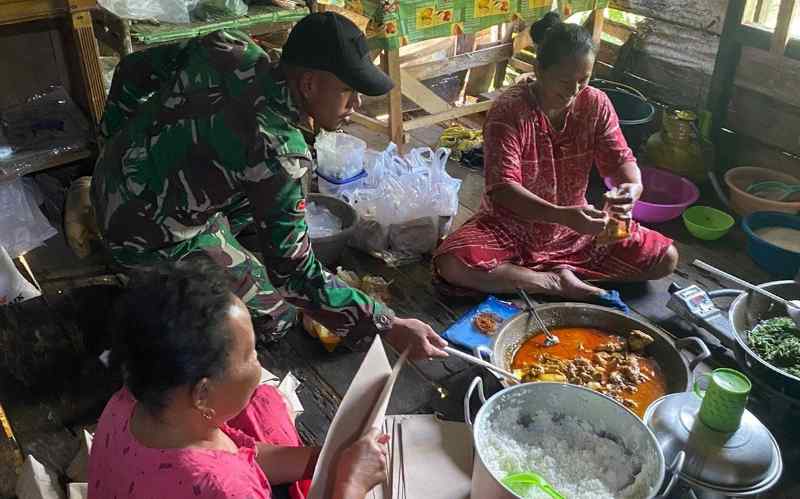 Ibu-ibu Desa Kaloy Membantu Masak untuk TMMD ke-19 Kodim Aceh Tamiang Ibu-ibu Desa Kaloy Membantu Masak untuk TMMD ke-19 Kodim Aceh Tamiang