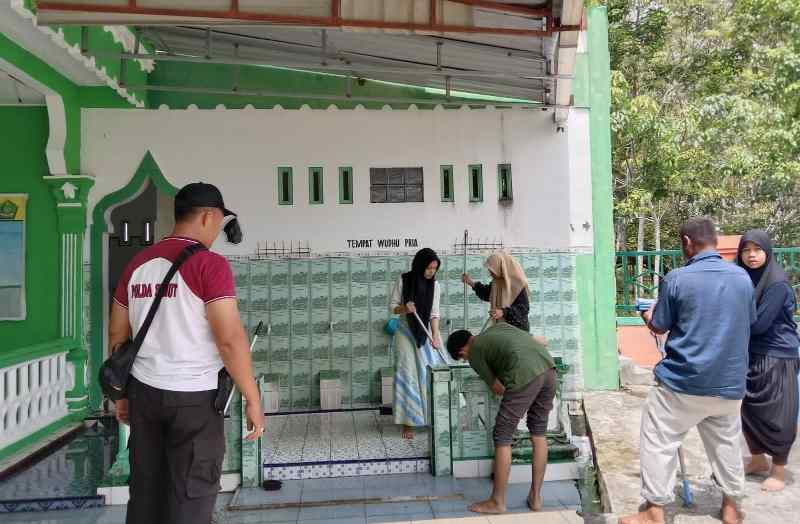 Polsek Perdagangan Bersinergi Dengan Masyarakat Bakti Sosial di Masjid Al Mukhlisin Polsek Perdagangan Bersinergi Dengan Masyarakat Bakti Sosial di Masjid Al Mukhlisin