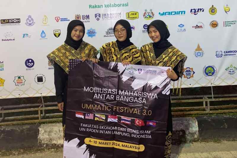 Delegasi FEBI UIN RIL Tampilkan Tarian Khas Lampung di Hadapan Sultan Perak dan Perdana Menteri Delegasi FEBI UIN RIL Tampilkan Tarian Khas Lampung di Hadapan Sultan Perak dan Perdana Menteri