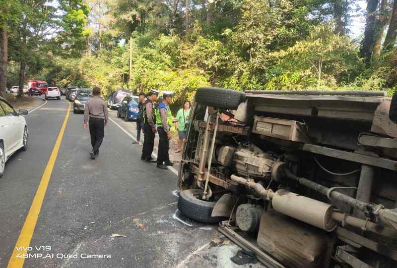 Sat Lantas Evakuasi Korban Kecelakaan Tunggal Bus PT. Lalupa Karona di Jalur Lintas Parapat Sat Lantas Evakuasi Korban Kecelakaan Tunggal Bus PT. Lalupa Karona di Jalur Lintas Parapat