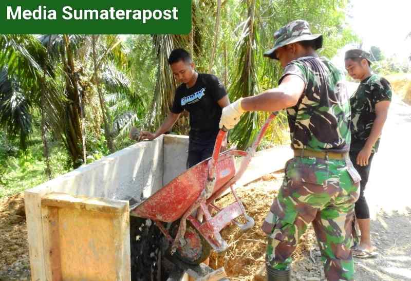 Puasa Ramadhan Tetap Semangat, Satgas TMMD ke-119 Laksanakan Cor Kupingan Gorong-gorong Puasa Ramadhan Tetap Semangat, Satgas TMMD ke-119 Laksanakan Cor Kupingan Gorong-gorong