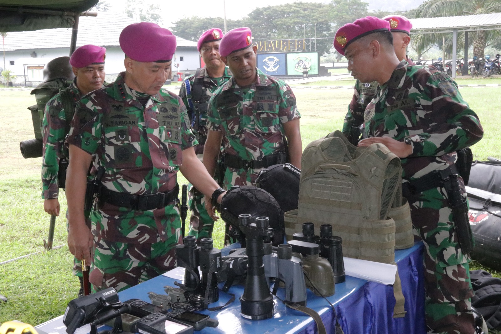 Danbrigif Ambil Apel Khusus dan Pemberian Penghargaan kepada Prajurit yang Berprestasi Danbrigif Ambil Apel Khusus dan Pemberian Penghargaan kepada Prajurit yang Berprestasi