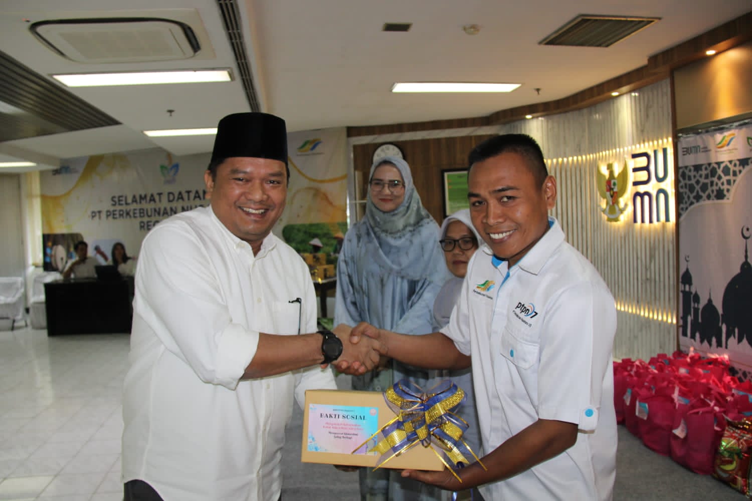 Kajian Ramadhan PTPN I Reg.7, IKBI Bagikan 250 Paket Sembako Kajian Ramadhan PTPN I Reg.7, IKBI Bagikan 250 Paket Sembako