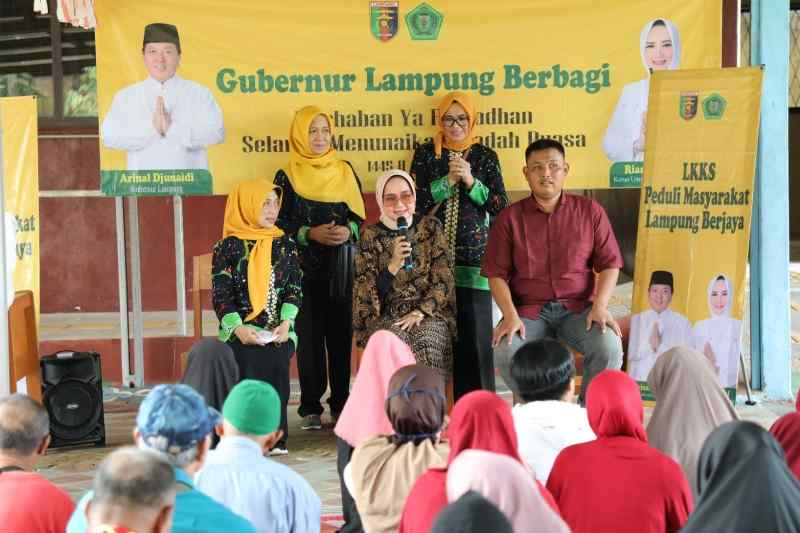 Ibu Riana Sari Bagikan Takjil kepada Komunitas Disabilitas Sensorik Netra di SLB Bina Insani Ibu Riana Sari Bagikan Takjil kepada Komunitas Disabilitas Sensorik Netra di SLB Bina Insani