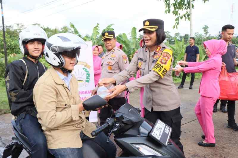 Jelang Buka Puasa, Kapolres Pesawaran Hari ke-4 Bagikan Takjil kepada Pengendara Jelang Buka Puasa, Kapolres Pesawaran Hari ke-4 Bagikan Takjil kepada Pengendara