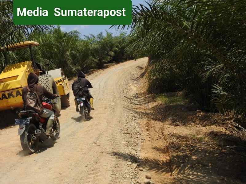 Masyarakat Menikmati Jalan Yang Dibangun Satgas TMMD Reguler ke-119 Masyarakat Menikmati Jalan Yang Dibangun Satgas TMMD Reguler ke-119