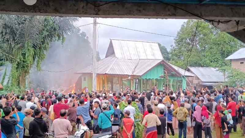 Pasca Pembakaran Kantor PPA TNBBS Suoh, 5 Orang Telah Diamankan Polda Lampung Pasca Pembakaran Kantor PPA TNBBS Suoh, 5 Orang Telah Diamankan Polda Lampung