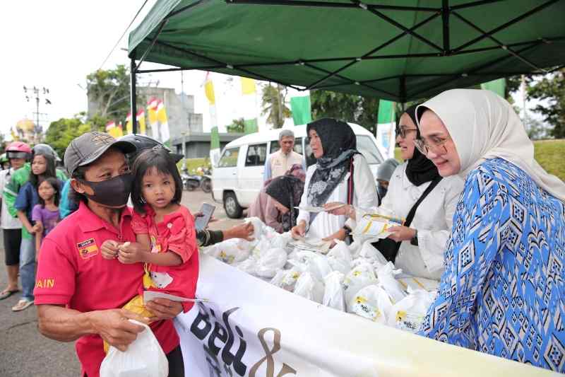 Kunjungi Festival Pasar Takjil, Ibu Riana Sari Arinal Lepas Bantuan OPD Program Siger Kunjungi Festival Pasar Takjil, Ibu Riana Sari Arinal Lepas Bantuan OPD Program Siger