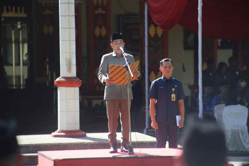 Edi Novial Pimpin Upacara dalam rangka Memperingati HUT Provinsi Lampung ke-60 Tingkat Kab. Lambar Edi Novial Pimpin Upacara dalam rangka Memperingati HUT Provinsi Lampung ke-60 Tingkat Kab. Lambar