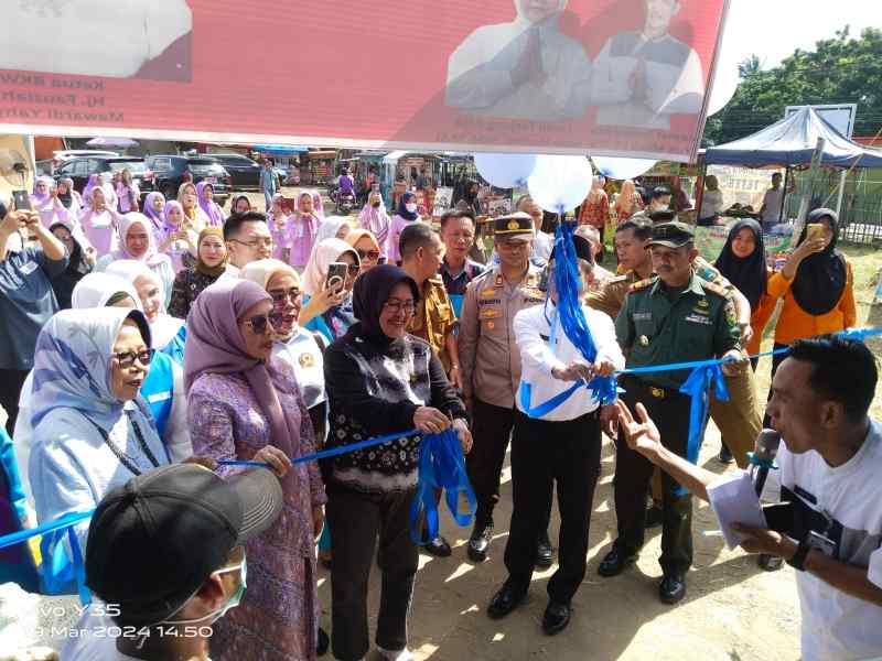 Wabup H. Ardani Bersama Ketua BK OI Buka Serta Tinjau Pasar Beduk 1445H di Kel. Tanjung Raja Wabup H. Ardani Bersama Ketua BK OI Buka Serta Tinjau Pasar Beduk 1445H di Kel. Tanjung Raja