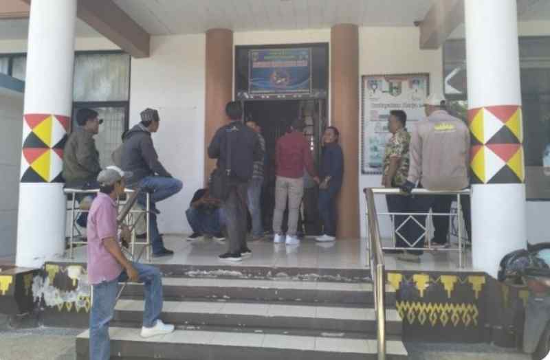 Kadis Kominfo Sambut Hangat Insan Pers Saat Geruduk Kantor Bupati Tanggamus Kadis Kominfo Sambut Hangat Insan Pers Saat Geruduk Kantor Bupati Tanggamus