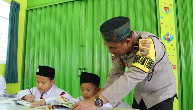 Bhabinkamtibmas Inspiratif Salurkan Beasiswa Sekolah Gratis Bagi Keluarga Kurang Mampu Bhabinkamtibmas Inspiratif Salurkan Beasiswa Sekolah Gratis Bagi Keluarga Kurang Mampu