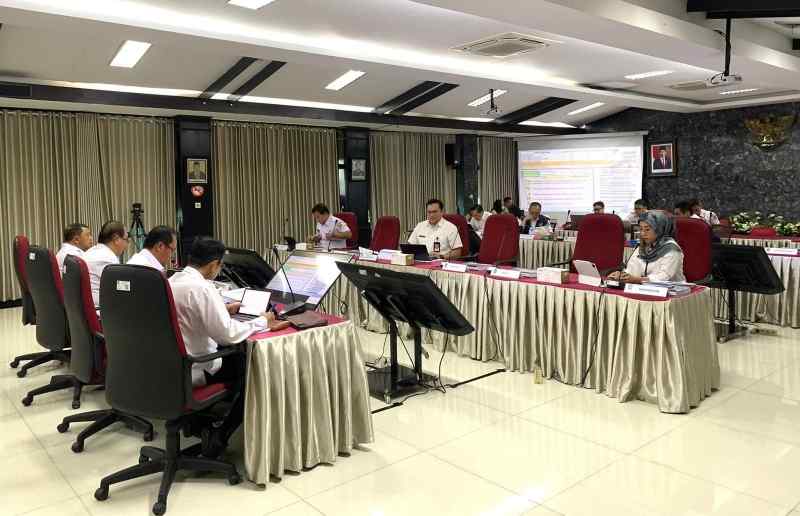 Pj Bupati Drs. Nukman Kembali Dievaluasi Kinerja Triwulan Pertama Tahun 2024 Pj Bupati Drs. Nukman Kembali Dievaluasi Kinerja Triwulan Pertama Tahun 2024