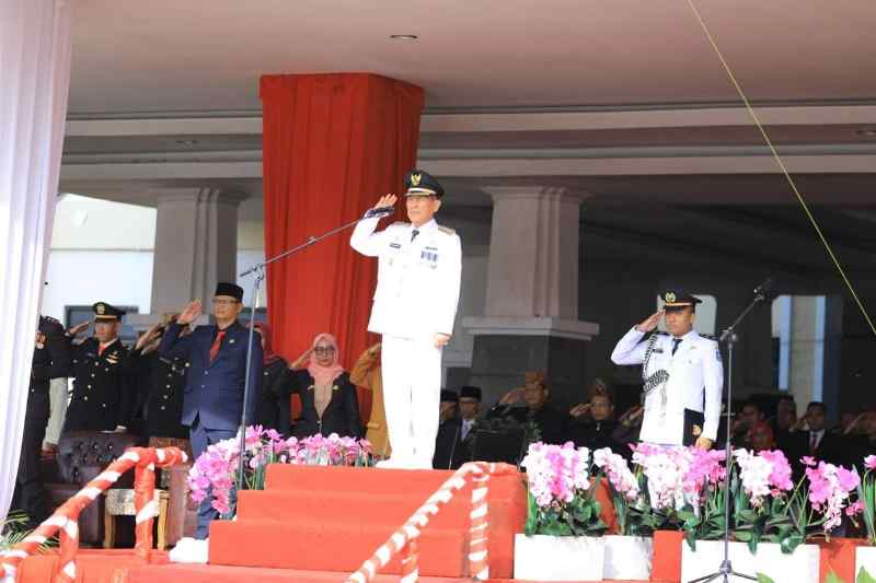 Pj Bupati Qudrotul Ikhwan Pimpin Langsung Upacara Peringatan HUT Tuba ke-27 Pj Bupati Qudrotul Ikhwan Pimpin Langsung Upacara Peringatan HUT Tuba ke-27