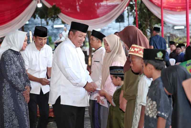 Gubernur Arinal Resmikan Operasi Pasar Beras Medium dan Bagikan Ratusan Paket Sembako Gubernur Arinal Resmikan Operasi Pasar Beras Medium dan Bagikan Ratusan Paket Sembako