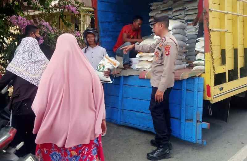 Personel polsek Karang Baru Monitoring Pembagian Beras Bansos Personel polsek Karang Baru Monitoring Pembagian Beras Bansos