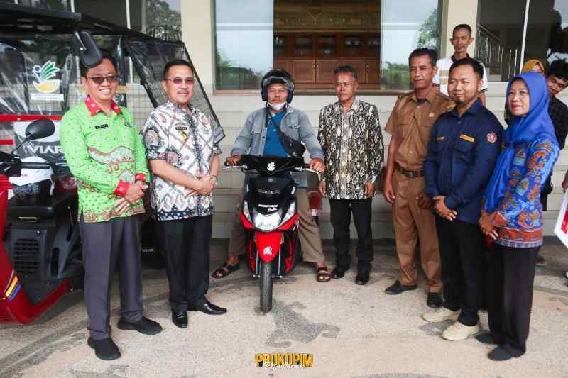 Bersama Kemensos RI, Pemkab Pesawaran Salurkan Bantuan Kendaraan Roda Tiga Bersama Kemensos RI, Pemkab Pesawaran Salurkan Bantuan Kendaraan Roda Tiga