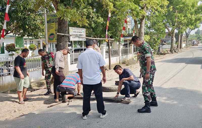 Sinergitas TNI-Polri, Langkah Preventif dengan Pemasangan Speed Bump Sinergitas TNI-Polri, Langkah Preventif dengan Pemasangan Speed Bump