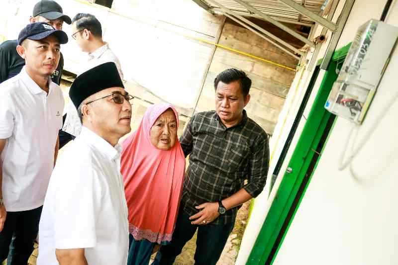 Pj Bupati H Apriyadi Pasang Listrik PLN Rumah Nenek Suhartini Pj Bupati H Apriyadi Pasang Listrik PLN Rumah Nenek Suhartini