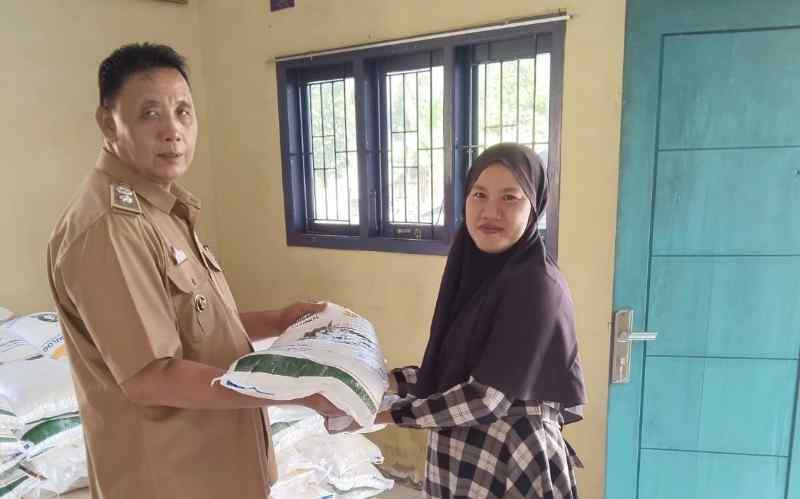Pemerintah Pekon Tanjung Setia Salurkan Bantuan Pangan Tahap Tiga Pemerintah Pekon Tanjung Setia Salurkan Bantuan Pangan Tahap Tiga