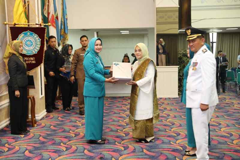 Ibu Riana Sari Lantik Liana Aswarodi sebagai Pj Ketua TP PKK dan Dekranasda Kab. Lampura Ibu Riana Sari Lantik Liana Aswarodi sebagai Pj Ketua TP PKK dan Dekranasda Kab. Lampura