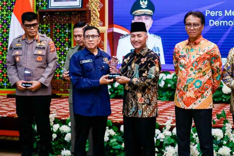 Pj Bupati Apriyadi Hadiri Pelantikan Pengurus PWI Sumsel 2024-2029 Pj Bupati Apriyadi Hadiri Pelantikan Pengurus PWI Sumsel 2024-2029