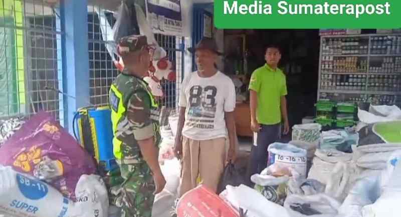 Babinsa Sertu A.Yahya Cek Persediaan Pupuk dan Obat-obatan Pertanian Babinsa Sertu A.Yahya Cek Persediaan Pupuk dan Obat-obatan Pertanian