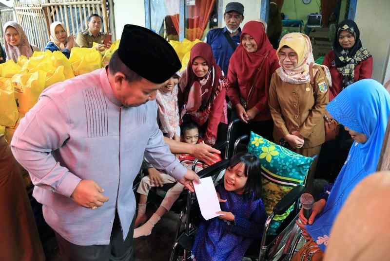 Gubernur Arinal Luncurkan Operasi Pasar Beras Medium, Bagikan Bantuan Sembako dan Kursi Roda Gubernur Arinal Luncurkan Operasi Pasar Beras Medium, Bagikan Bantuan Sembako dan Kursi Roda