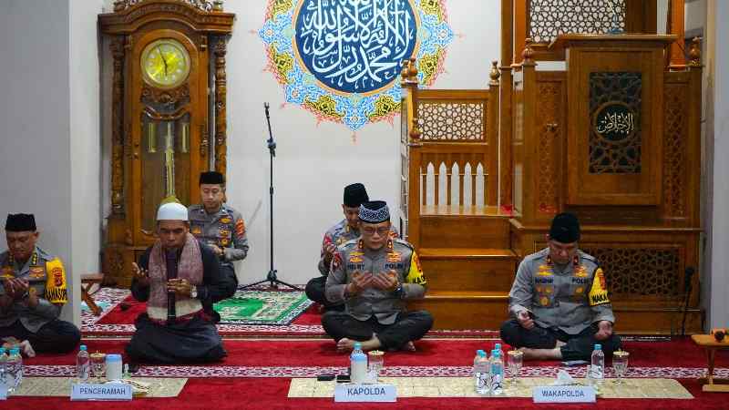 Tingkatkan Iman dan Taqwa Personil, Polda Lampung Peringati Nuzulul Qur’an 1445 H Tingkatkan Iman dan Taqwa Personil, Polda Lampung Peringati Nuzulul Qur’an 1445 H