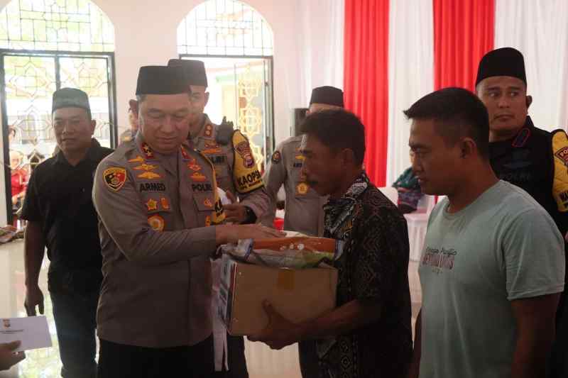 Kapolda Kunjungan ke Wilkum Polres Kaur Siapkan 100 Paket Sembako Kapolda Kunjungan ke Wilkum Polres Kaur Siapkan 100 Paket Sembako