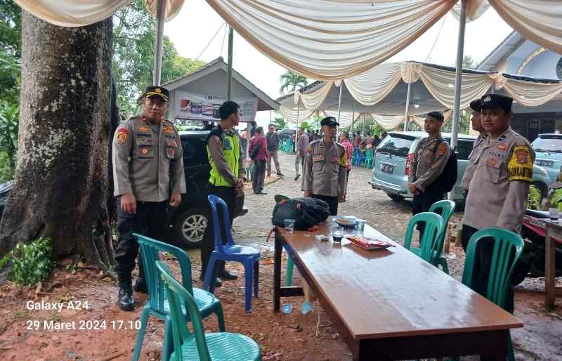 Kapolsek Pringsewu Kota Kunjungi Pos Pengamanan Perayaan Ibadah Wafatnya Isa Almasih Kapolsek Pringsewu Kota Kunjungi Pos Pengamanan Perayaan Ibadah Wafatnya Isa Almasih