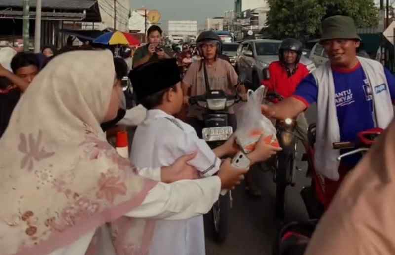 Siswa Kelas 5 SD Muhammadiyah Berbagi Takjil Siswa Kelas 5 SD Muhammadiyah Berbagi Takjil