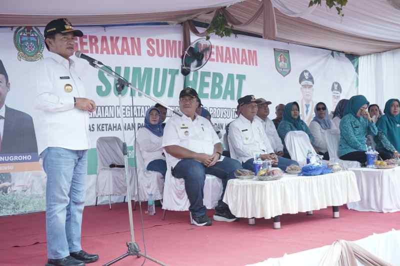 Bupati Asahan Dampingi Pj Gubernur Sumatera Utara Tanam Cabai di Desa Serdang Bupati Asahan Dampingi Pj Gubernur Sumatera Utara Tanam Cabai di Desa Serdang