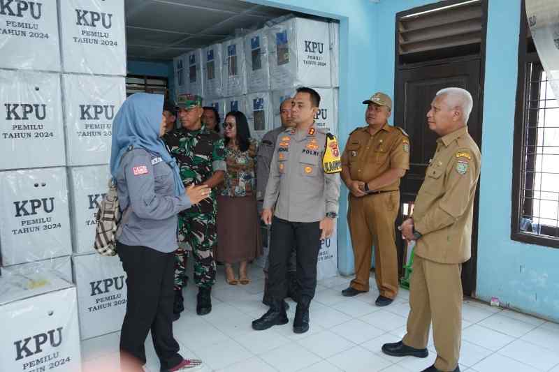 Bupati dan Forkopimda Asahan Tinjau Pendistribusian Logistik Pemilu 2024 di Kec. Simpang Empat Bupati dan Forkopimda Asahan Tinjau Pendistribusian Logistik Pemilu 2024 di Kec. Simpang Empat