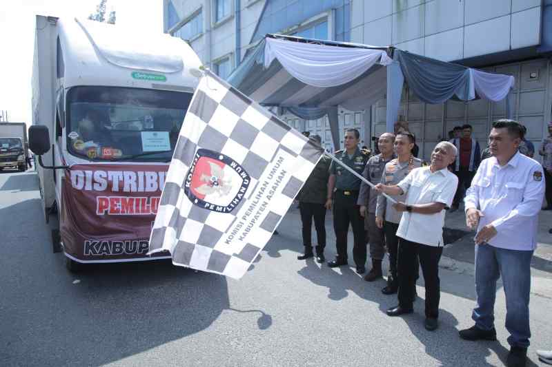 Bupati Asahan Lepas Distribusi Logistik Pemilu Tahun 2024 Bupati Asahan Lepas Distribusi Logistik Pemilu Tahun 2024