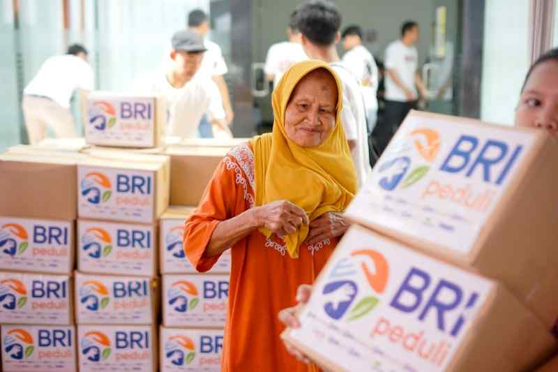 BRI Regional Office Bandar Lampung Bagikan Bantuan 1500 Paket Sembako untuk Masyarakat Sekitar BRI Regional Office Bandar Lampung Bagikan Bantuan 1500 Paket Sembako untuk Masyarakat Sekitar