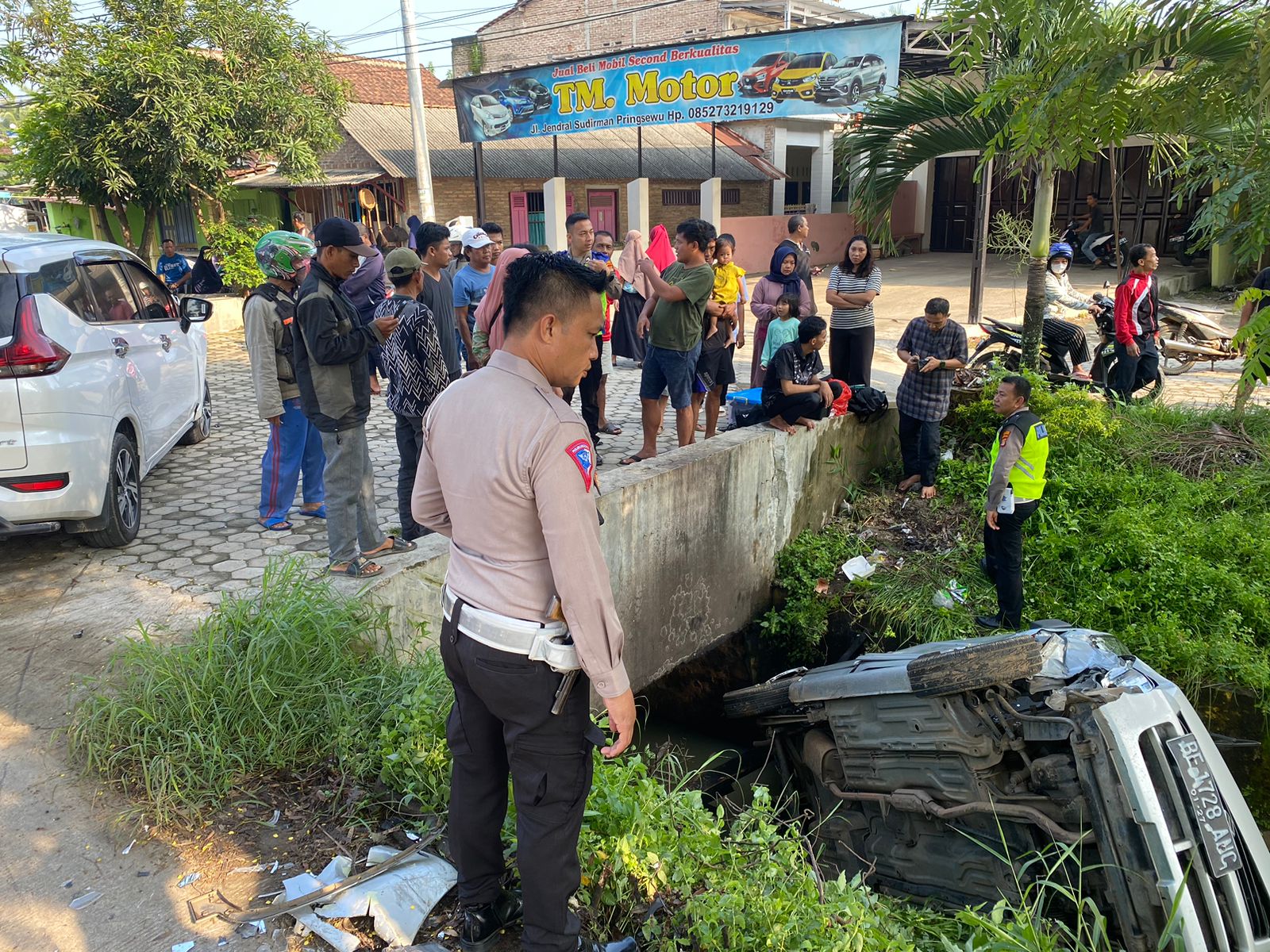 Expander Tabrak Suzuki Karimun Hingga Masuk Parit Sedalam Dua Meter Expander Tabrak Suzuki Karimun Hingga Masuk Parit Sedalam Dua Meter