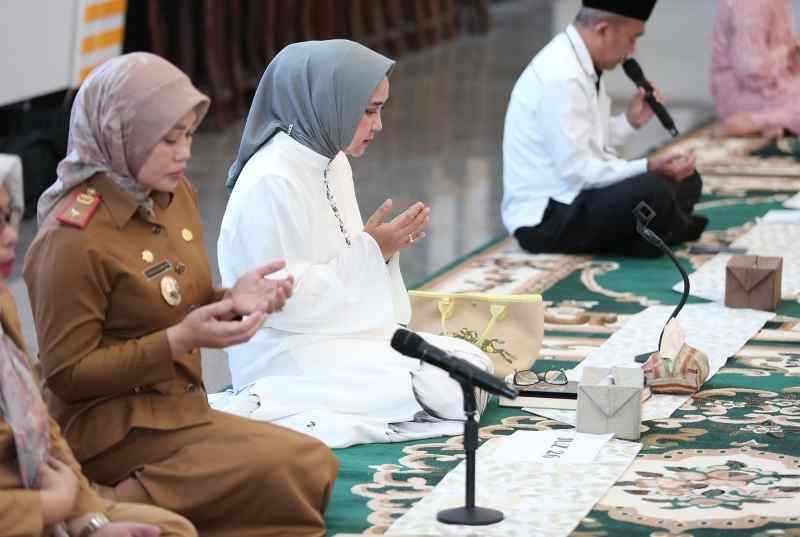 Ibu Riana Sari Bersama Jajaran TP PKK Provinsi Lampung Ikuti Pengajian Rutin Bulan Ramadhan Ibu Riana Sari Bersama Jajaran TP PKK Provinsi Lampung Ikuti Pengajian Rutin Bulan Ramadhan