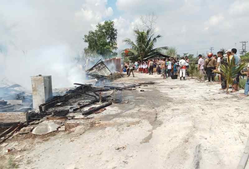 Dua Unit Rumah Terbakar, Polres Sergai Sektor Teluk Mengkudu Berjibaku Padamkan Api Dua Unit Rumah Terbakar, Polres Sergai Sektor Teluk Mengkudu Berjibaku Padamkan Api