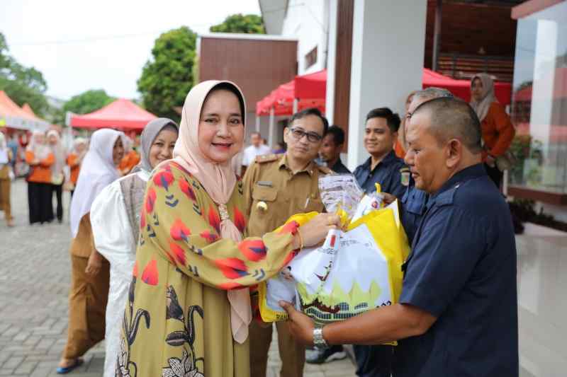 Ibu Riana Sari Bersama DWP Disparekraf dan Dinas ESDM Gelar Gerakan “Beli dan Bagi” Ibu Riana Sari Bersama DWP Disparekraf dan Dinas ESDM Gelar Gerakan “Beli dan Bagi”