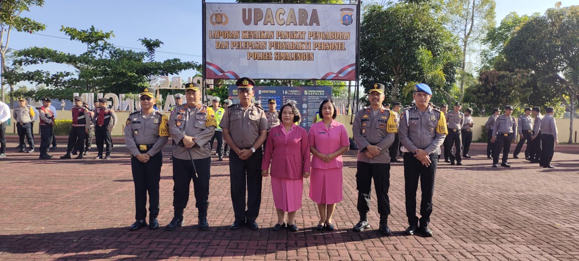 Kapolres Simalungun Pimpin Upacara Kenaikan Pangkat Pengabdian Personel Kapolres Simalungun Pimpin Upacara Kenaikan Pangkat Pengabdian Personel