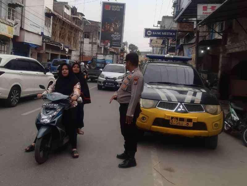 Polsek Perdagangan Amankan Pasar Tumpah Jelang Berbuka Puasa Polsek Perdagangan Amankan Pasar Tumpah Jelang Berbuka Puasa