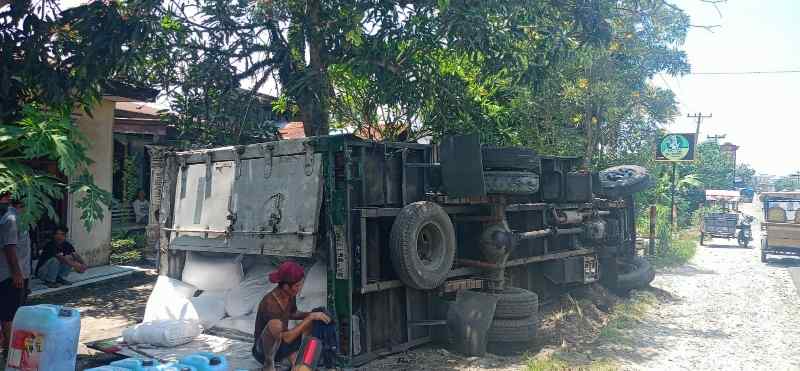 Satlantas Polres Sergai Selidiki Mobil Truck Muatan Tepung Tapioka Terbalik Satlantas Polres Sergai Selidiki Mobil Truck Muatan Tepung Tapioka Terbalik