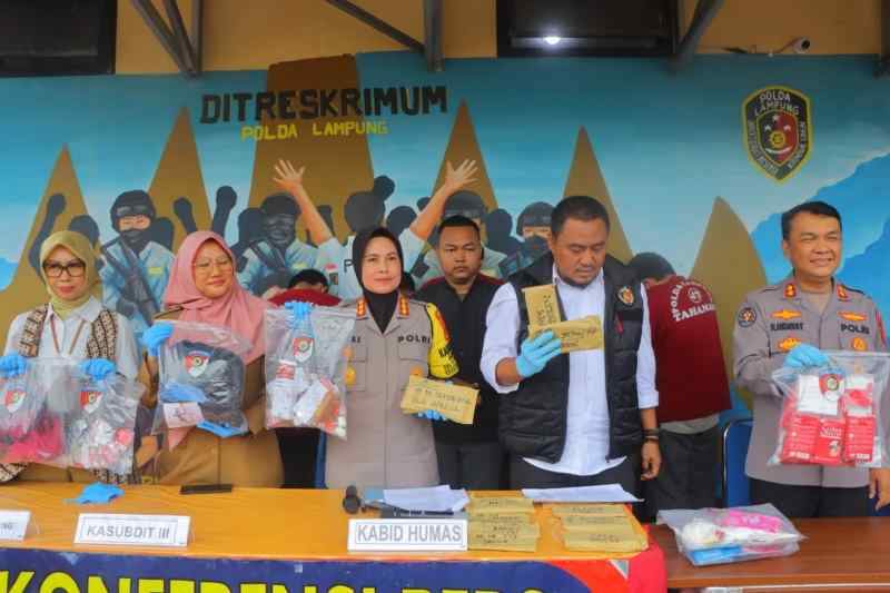 Polda Lampung Bongkar Kasus Prostitusi di Kos-kosan Polda Lampung Bongkar Kasus Prostitusi di Kos-kosan
