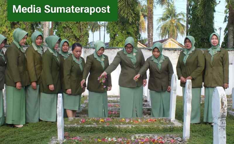 Ketua Persit KCK Cabang XXIV Kodim 0117/Atam Pimpin Ziarah Ke TMP Kuala Simpang Ketua Persit KCK Cabang XXIV Kodim 0117/Atam Pimpin Ziarah Ke TMP Kuala Simpang