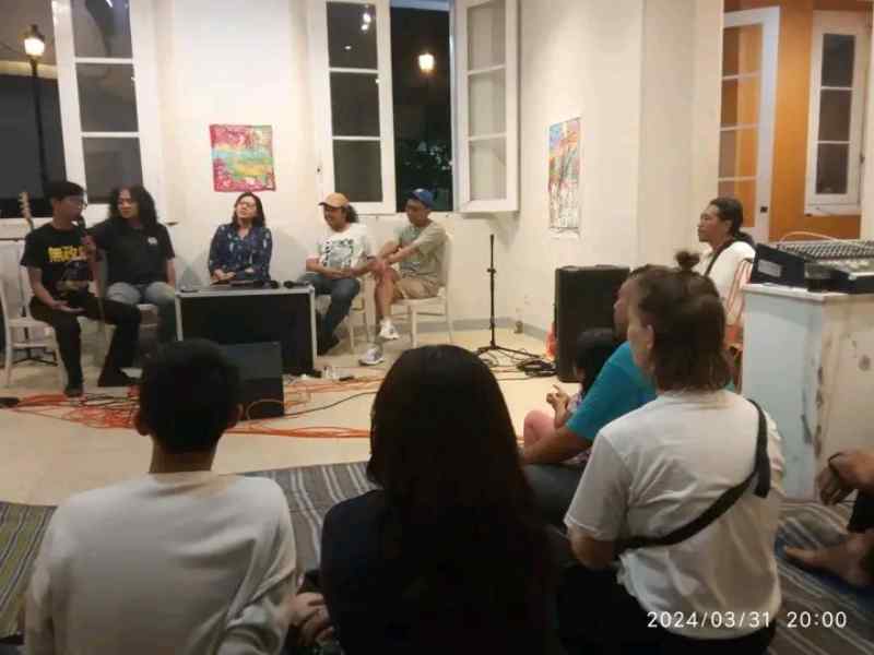 Diskusi Seni dan Konser Mini “Keluar Kandang” Common Myna Berlangsung Gayeng Diskusi Seni dan Konser Mini “Keluar Kandang” Common Myna Berlangsung Gayeng