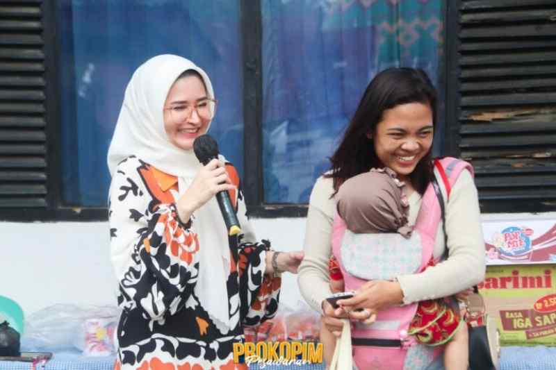 Kendalikan Inflasi, Ketua TP PKK Pesawaran Buka Pasar Murah Mandiri di Balai Desa Hanura Kendalikan Inflasi, Ketua TP PKK Pesawaran Buka Pasar Murah Mandiri di Balai Desa Hanura