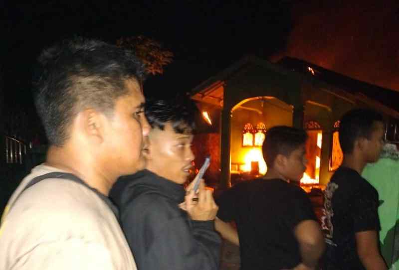 Polres Sergai Sektor Firdaus Amankan Lokasi Kebakaran di Desa Sei Rampah Polres Sergai Sektor Firdaus Amankan Lokasi Kebakaran di Desa Sei Rampah