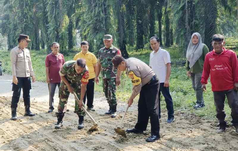 Gotong Royong Sinergitas: Warga Kotarih Timbun Jalan Berlubang Jelang Mudik Lebaran Gotong Royong Sinergitas: Warga Kotarih Timbun Jalan Berlubang Jelang Mudik Lebaran